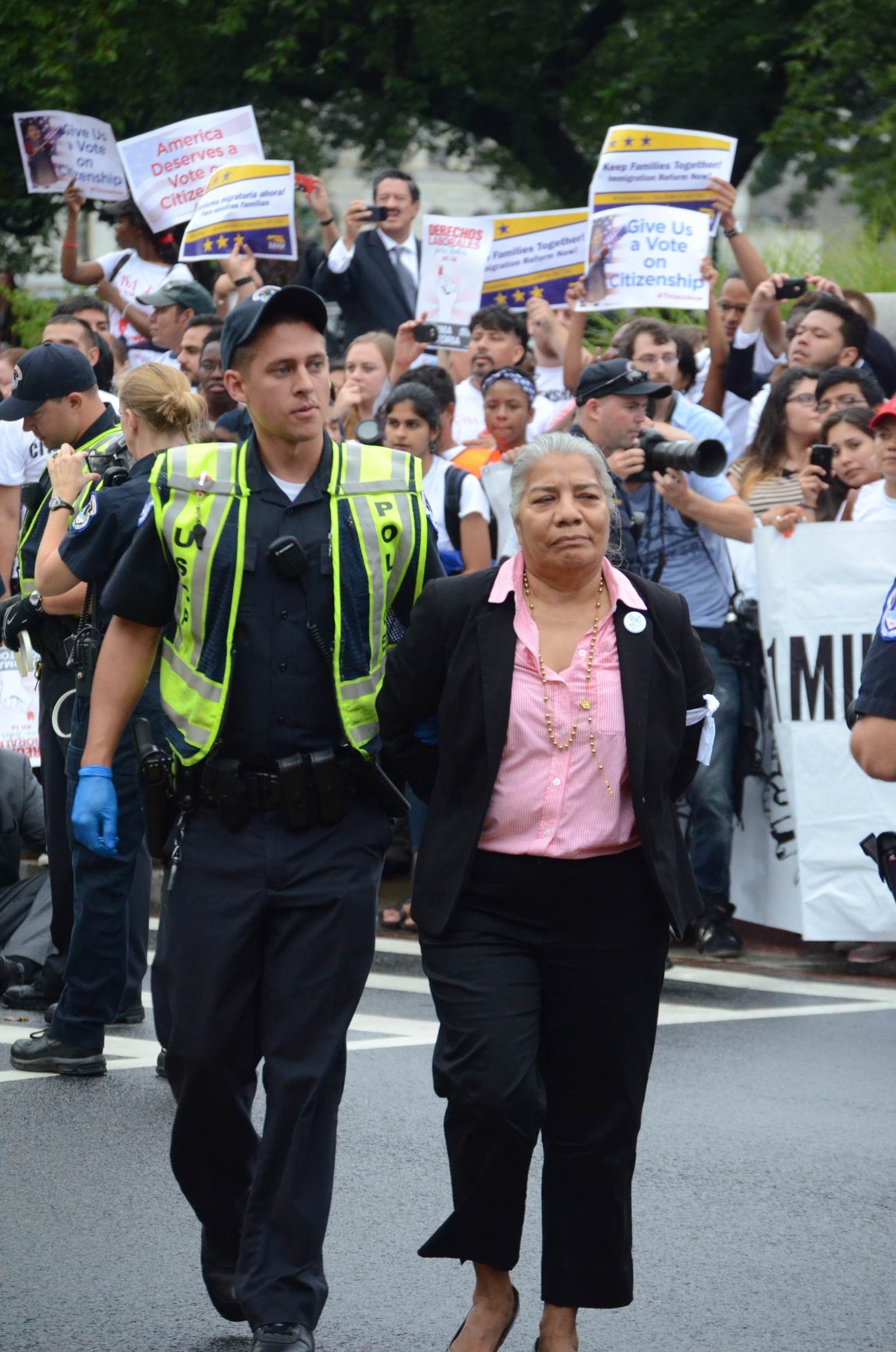 Petra Falcone entre los activistas arrestados en Washington D.C., por desobediencia civil Petra Falcone entre los activistas arrestados en Washington D.C., por desobediencia civil