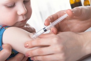 El sarampión se propaga por el contacto personal cercano con individuos infectados. Los síntomas incluyen fiebre, tos y erupciones en la piel. Los Centros para el Control y la Prevención de Enfermedades recomiendan que los niños reciban dos dosis de la vacuna conocida como triple viral contra sarampión, paperas y rubeola. La primera dosis se debe administrar cuando el niño tiene entre 12 y 15 meses de edad y la segunda entre los cuatro y seis años de edad.