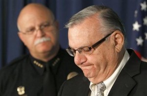 El alguacil del condado de Maricopa, Joe Arpaio (derecha), hace una pausa en una conferencia de prensa en la que se anunciaron detenciones por la muerte de un agente, el miércoles 25 de septiembre de 2013. El lunes 30, un juez federal prohibió al condado aplicar una política inmigratoria impulsada por Arpaio (AP Foto/Ross D. Franklin)