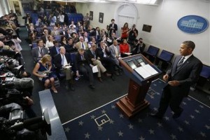 El presidente Barack Obama llega a la sala de conferencias de la Casa Blanca el viernes 27 de septiembre de 2013 para hacer una declaración sobre la lucha presupuestaria en el Congreso. (Foto AP/Charles Dharapak)