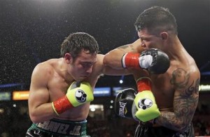 Julio César Chávez Jr. intercambia golpes con Brian Vera en el 10mo y último asalto de su encuentro de boxeo disputado el sábado 28 de septiembre de 2013 en Carson, California. Chávez ganó por decisión unánime. (Foto AP/Reed Saxon)