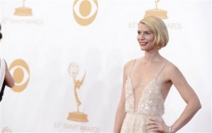 Claire Danes fue otra de las que deslumbró en la noche de los Emmy con una transparencia en "nude" de Atelier Versace. (AP)