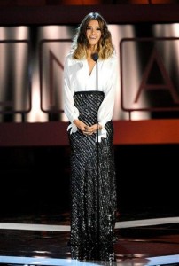 Jessica Alba presenta un galardón en los Premios Alma del Consejo Nacional de la Raza, celebrados en el Auditorio Cívico de Pasadena el viernes 27 de septiembre de 2013, en Pasadena, California. (Foto de Chris Pizzello/Invision/AP)