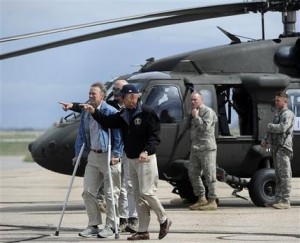 El vicepresidente Joe Biden, al centro a la derecha, llega con el gobernador John Hickenlooper, a la izquierda, en Greeley, Colorado, tras un recorrido por aire sobre las zonas dañadas por las inundaciones, el lunes 23 de septiembre de 2013. (AP Foto/The Denver Post, Kathryn Scott Osler)