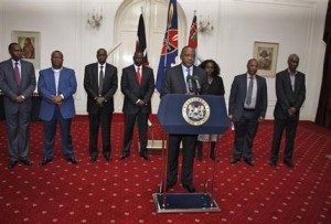 En imagen proporcionada por preidencia keniana, el presidente Uhuru Kenyatta, en el podio, es acompañado por funcionarios mientras se dirige a la nación en Nairobi, Kenia, el martes 24 de septiembre de 2013. Kenyatta dijo que las fuerzas de seguridad finalmente derrotaron a un reducido de terroristas tras cuatro días de enfrentamientos en un lujoso centro comercial de la capital del país. (Foto AP/Presidencia de Kenia)