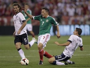 El mexicano Christian Giménez, en el medio, trata de superar la marca de los estadounidenses Alejandro Bedoya, derecha, y Kyle Beckerman en el partido por las eliminatorias del Mundial en Columbus, Ohio, el martes 10 de septiembre de 2013. (AP Photo/Jay LaPrete)