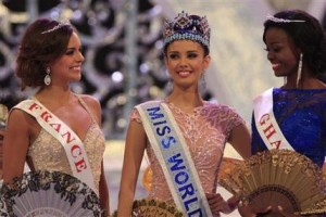 La flamante Miss Mundo, Megan Young, de Filipinas, sonríe después de ser coronada en la ceremonia del certamen en Nusa Dua, la isla de Bali, en Indonesia, el sábado 28 de septiembre del 2013. (Foto AP/Firdia Lisnawati)