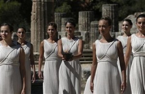 Actrices que representaron a sacerdotisas transportan la llama olímpica para los juegos de invierno desde el templa de Hera hasta el antiguo estadio olímpico en la antigua Olimpia, Grecia, el 29 de septiembre del 2013 (AP Foto/Dimitri Messinis)