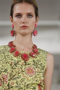 Una modelo presenta piezas de la colección primavera 2014 en la Semana de la Moda de Nueva York en una fotografía del 10 de septiembre de 2013. (Foto AP/John Minchillo)