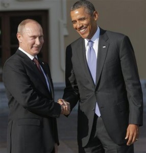 El presidente de Rusia, Vladimir Putin, izquierda, estrecha la mano de su homólogo de Estados Unidos, Barack Obama mientras llegan a la cumbre del Grupo de los 20 en el Palacio Konstantin eb San Petesburgo, Rusia el jueves 5 de septiembre del 2013. La amenaza de misiles sobre el Mar Mediterráneo se cierne sobre la cumbre mundial esta semana a orillas del Mar Báltico. (Foto AP/Dmitry Lovetsky)