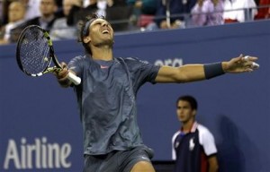 El español Rafael Nadal comienza su festejo tras vencer al serbio Novak Djokovic en la final del Abierto de Estados Unidos, el lunes 9 de septiembre de 2013 (AP Foto/David Goldman)