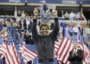 El español Rafael Nadal levanta el trofeo del Abierto de Estados Unidos, tras vencer al serbio Novak Djokovic en la final, el lunes 9 de septiembre de 2013 (AP Foto/Darron Cummings)