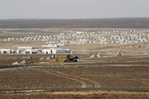 El número de refugiados sirios ha superado la cifra de los dos millones, dijo una agencia de Naciones Unidas el martes, advirtiendo de que el mundo se enfrenta a su peor amenaza contra la paz desde la guerra de Vietnam. En la imagen, una vista general del campo de refugiados sirios de Azraq, el tercero de su clase, en construcción cerca de Al Azraq, a 80 km de Amán, el 1 de septiembre de 2013. REUTERS/Muhammad Hamed