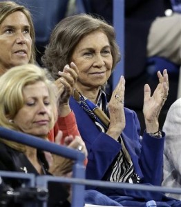 La reina Sofía de España aplaude durante el partido entre Rafael Nadal y el serbio Novak Djokovic, por el título del Abierto de Estados Unidos, el lunes 9 de septiembre de 2013 (AP Foto/Darron Cummings)