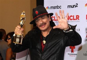 Carlos Santana posa tras el escenario con el Premio al Compromiso Sobresaliente por la Causa y la Comunidad en la ceremonia de los Premios Alba del Consejo Nacional de La Raza, en el Auditorio Cívico de Pasadera el viernes 27 de septiembre, en Pasadena, Califirnia. (Foto de Paul Hebert/Invision/AP Images)