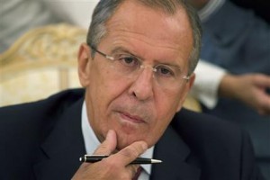 El ministro de relaciones exteriores de Rusia Sergey Lavrov escucha al canciller libio Mohamed Abdelaziz, en Moscú, el martes 10 de septiembre de 2013. Damasco aceptó la propuesta de Moscú de poner su arsenal de armas químicas bajo el control internacional para su desmantelamiento posterior, anunció el martes el gobierno sirio. (AP Foto/Ivan Sekretarev)