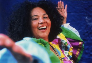 La cantante e intérprete colombiana Totó La Momposina es un tesoro nacional en su tierra y un regalo musical para el mundo. Su música se inspira en una rica mezcla de historia africana, india nativa y española que abarca a su tierra natal y está plasmada en los ritmos latinoamericanos que ella presenta. Por su parte "Don Francisco", ha sido clave en el mundo de la televisión en los hogares latinos de Estados Unidos, Chile y Latinoamérica a lo largo de más de 50 años. Es el creador y presentador de "Sábado Gigante" desde 1962.
