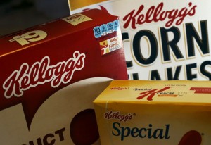 En Estados Unidos la industria alimenticia se le permite que omitan de los empaques muchos de los ingredientes utilizados en sus exitosos alimentos procesados ya que muchos de ellos vienen de cultivos manipulados genéticamente o de animales tratados, con hormonas y/o antibióticos .
