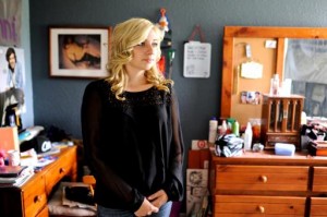 Sarah Ball, víctima de hostigamiento en línea cuando estuvo en la escuela secundaria, posa para una foto en su casa el miércoles, 23 de octubre del 2013, en Spring Hill, Florida. Ball, ahora estudiante en una universidad comunitaria, tiene una página en Facebook dedicada a una campaña contra el hostigamiento y aconseja a niños locales identificados por las escuelas como víctimas. (Foto AP/Brian Blanco)