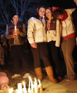 Alumnos de la secundaria Danvers realizan una vigilia por la muerte de Colleen Ritzer, maestra de Matemáticas de 24 años, el el miércoles 23 de octubre de 2013, en Danvers, Masssachusetts. (Foto AP/ Bizuayehu Tesfaye)