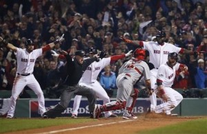 El receptor Yadier Molina de los Cardenales de San Luis observa al umpire del plato Jim Joyce cuando canta quieto a Jonny Gomes de los Medias Rojas de Boston luego del doble de tres carreras de Jonny Gomes en el tercer inning del sexto juego de la Serie Mundial el miércoles 30 de octubre de 2013. (AP Foto/Elise Amendola)