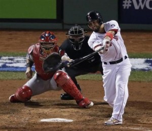 Shane Victorino, de los Medias Rojas de Boston, conecta un sencillo productor en el sexto juego de la Serie Mundial contra los Cardenales de San Luis, el miércoles 30 de octubre de 2013 (AP Foto/Charlie Riedel)