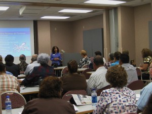 Claudia Martínez, coordinadora de programas para la Comunidad hispana en Muhammad Ali Parkinson Center dicta en español uno de los seminarios sobre el Parkinson los cuales están disponibles ahora en línea para México y Colombia.