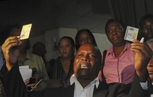 Manuel de Jesús Dandre, abogado y activista por los derechos de los inmigrantes haitianos en la República Dominicana, habla en una conferencia de prensa el primero de octubre del 2013. Decenas de miles de personas de ascendencia haitiana enfrentan un futuro incierto porque el registro civil de República Dominicana les está negando copia de su acta de nacimiento y la cédula de identidad, que son requisitos para obtener el certificado de bachiller y para cualquier trámite civil, como casarse, registrar el nacimiento de los hijos, ingresar a un empleo formal, acceder a la seguridad social, abrir una cuenta bancaria e incluso tener una línea telefónica. (Foto AP/Manuel Diaz)