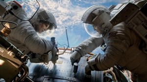"Gravity" ("Gravedad"), protagonizada por George Clooney y Sandra Bullock sigue el viaje de un par de astronautas que quedan varados en una misión espacial y luchan por sobrevivir en el espacio.