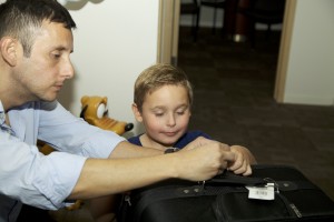 Foto: Jorge Quintero/Panorama Online. Guillermo Quintero, gerente de Suitcases & More, mientras hacía entrega a Garrett de un juego de maletas a través de la organización Make -A- Wish.