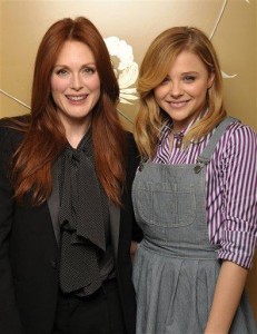 Las actrices Julianne Moore, izquierda, y Chloe Moretz, de la película “Carrie” posan para un retrato en el Hotel Four Seasons en Beverly Hills, California en el viernes 4 de octubre de 2013. La nueva versión de la historia paranormal se estrena el viernes 18 de octubre de 2013. (Foto John Shearer/Invision/AP)