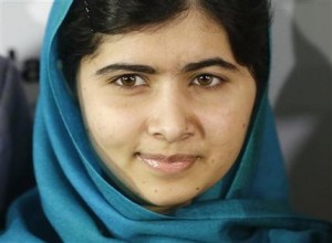 Malala Yousafzai posa para las cámaras el jueves 10 de octubre de 2013 en Nueva York. La paquistaní de 16 años visita NY poco antes de que se conozca ganador del Nobel de la Paz, para el cual es considerada una fuerte contendiente. (Foto AP/Frank Franklin II)