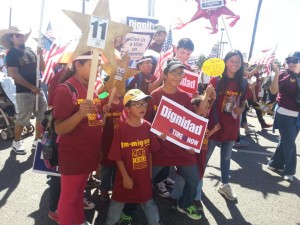 La manifestación fue una de muchas a lo largo y ancho del país por el "Día Nacional de Dignidad y Respeto", organizadas por grupos que apoyan a los inmigrantes. También hubo eventos en Tucson y Yuma.