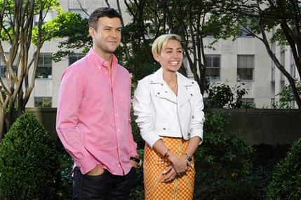 Raperos adoptan a Miley Cyrus Raperos adoptan a Miley Cyrus