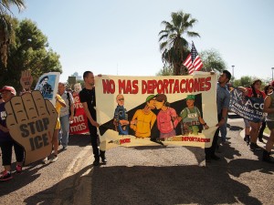 Los manifestantes corearon lemas como "no más deportaciones" y "Cierren el ICE". Los organizadores dijeron que desean que se suspendan las deportaciones a fin de que las familias puedan permanecer juntas. Foto: NDLON