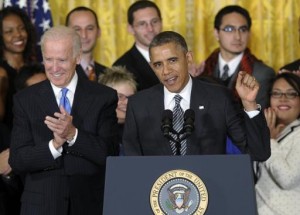 El presidente Barack Obama solicita al Congreso que concrete una reforma migratoria en un discurso en el Salón Este de la Casa Blanca en Washington, el jueves 24 de octubre de 2013. A la izquierda, el vicepresidente Joe Biden. (AP Foto/Susan Walsh)
