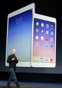 El iPad Air saldrá a la venta el 1 de noviembre a un precio base de 499 dólares en Estados Unidos por un modelo con 16 gigabytes de memoria. La empresa planea retirar gradualmente las iPads de tercera y cuarta generación, mientras que la iPad 2, que fue lanzada en 2011, se seguirá vendiendo en 399 dólares.