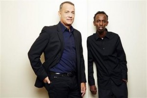 Los actores Tom Hanks, izquierda, y Barkhad Abdi, de la cinta "Captain Phillips" en Nueva York. La película sobre el secuestro del barco estadounidense Maersk Alabama por piratas somalís se estrena el 11 de octubre. (Foto Dan Hallman/Invision/AP)