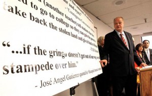 El anterior director de Instrucción Pública de Arizona, Tom Horne, quien ahora funge como procurador general de la entidad, se había opuesto al programa de estudios México-Americanos porque a juicio de la autoridad en Arizona “promuevan el derrocamiento del gobierno de Estados Unidos” o “el resentimiento hacia una raza o clase de gente”.