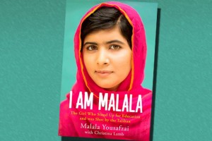 El libro, escrito por la periodista británica Christina Lamb, narra la vida de Malala antes y después del ataque el 9 de octubre del 2012, cuando un pistolero subió a un autobús lleno de niñas en el Valle Swat de Pakistán y preguntó "¿Quién es Malala?", y cuando se lo dijeron, le disparó a la pequeña en la cabeza.