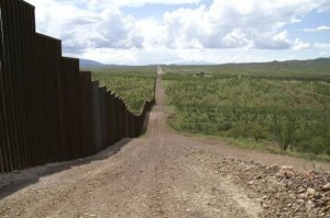 La iniciativa de legisladores republicanos de Arizona para construir con recursos privados 1.600 metros (una milla) de valla a lo largo de la frontera con México está estancada casi tres años después de que fue aprobada por la Legislatura.