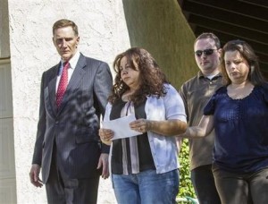 John S. Pistole, izq., administrador de la Administración de Seguridad en el Transporte y Ana Hernández, esposa del agente de dicha administración Gerardo Hernández, muerto por un atacante en el aeropuerto de Los Angeles, aparecen antes de una conferencia de prensa en Porter Ranch, California, el 2 de noviembre del 2013 (AP Foto/Ringo H.W. Chiu)
