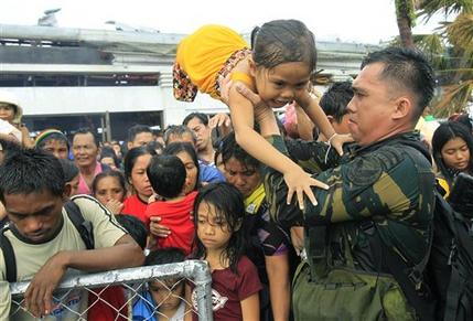 Llega ayuda a Filipinas, pero no donde se requiere Llega ayuda a Filipinas, pero no donde se requiere