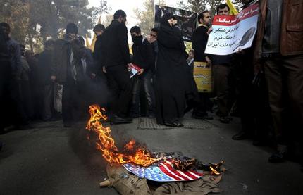 Irán: Miles protestan frente a ex embajada de Estados unidos Irán: Miles protestan frente a ex embajada de Estados unidos