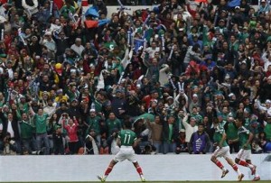 El jugador de México, Raúl Jiménez, izquierda, festeja un gol contra Nueva Zelanda en un partido por el repechaje mundialista el miércoles, 13 de noviembre de 2013, en Ciudad de México. (AP Photo/Eduardo Verdugo)
