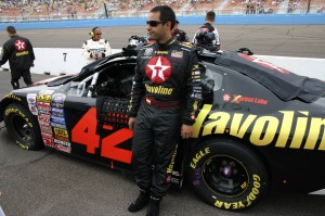 Foto de Archivo de Nov. de 2006 durante la participación de Juan Pablo Montoya en la NASCAR, en el Phoenix Internacional Raceway. “Tuve problemas con los frenos durante la clasificación, pero tenemos buena velocidad”, dijo Montoya, luego de haberse clasificado de 19no, el pasado domingo 10 de noviembre en su última aparición en la pista de Arizona. (Foto Jorge Quintero/ Archivo Panorama Online)