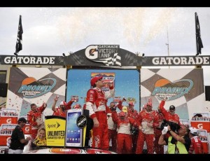 Avondale, AZ. Noviembre 10. Kevin Harvick, piloto del Budweiser Chevrolet #29, celebra la victoria en la línea, después de ganar la NASCAR Sprint Cup Series AdvoCare 500 en el Phoenix International Raceway. (Foto: Rainier Ehrhardt/NASCAR)