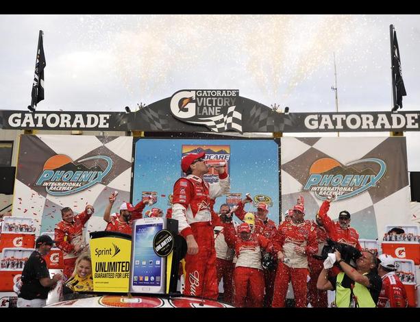 Kevin Harvick ganó en Phoenix; Jimmie Johnson acaricia el título Kevin Harvick ganó en Phoenix; Jimmie Johnson acaricia el título