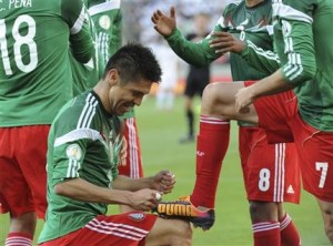 El jugador de la selección de México, Oribe Peralta, izquierda, festeja un gol contra Nueva Zelanda contra en el repechaje mundialista el miércoles, 20 de noviembre de 2013, en Wellington. (AP Photo/SNPA, John Cowpland) NEW ZEALAND OUT