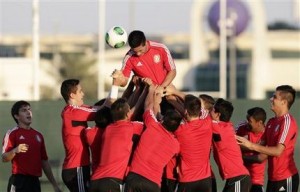 Los jugadores de la selección de México participan en un entrenamiento el jueves, 7 de noviembre de 2013, en Abu Dabi, antes de la final del Mundial Sub17 que disputará el viernes contra Nigeria. (AP Photo/Hassan Ammar)